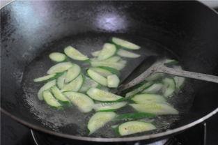 喜欢吃瓜的人吃虾